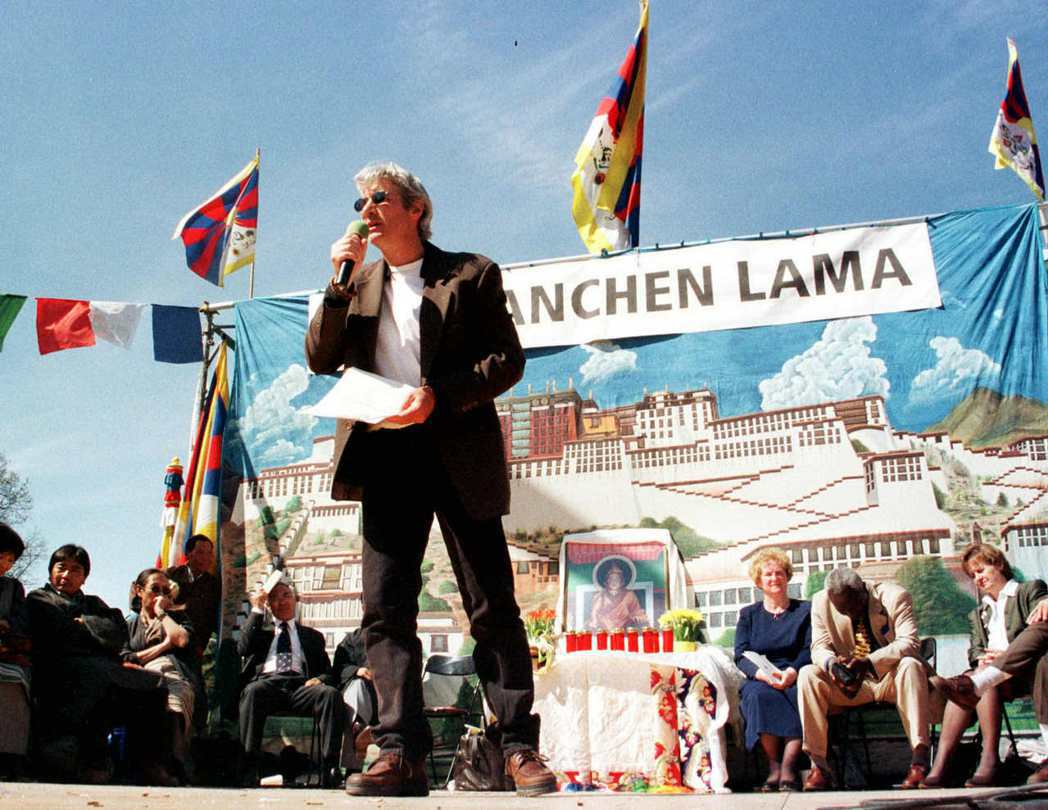 圖／路透社：1999年5月17年日內瓦的藏人聲援行動，好萊塢影星李察吉爾（中）即...