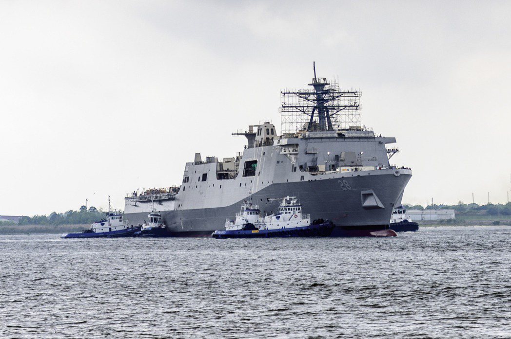 2020年3月28日剛下水的勞德岱堡號，可見到改為傳統桅桿。 圖／美國海軍