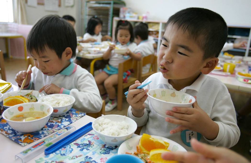 日本在2005年通過食育基本法，要求校園透過供餐、農場實習、食品烹飪、食品廢棄物...