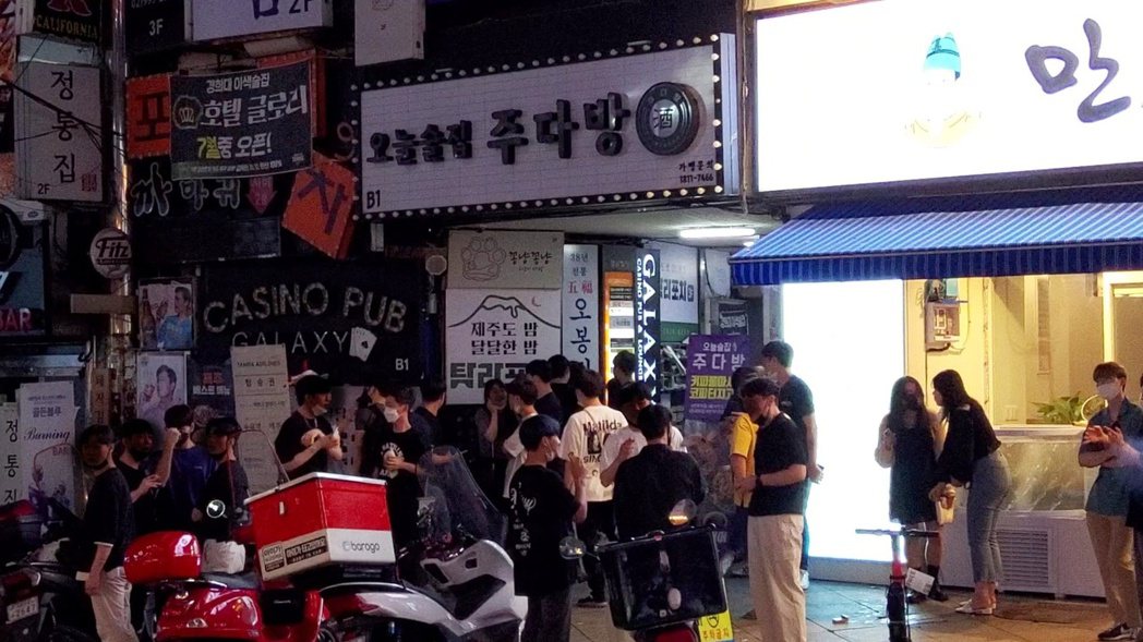 進入第4級防疫前的最後一晚，記者在首爾市鬧區發現，仍有大批年輕人趕在防疫收緊前外...