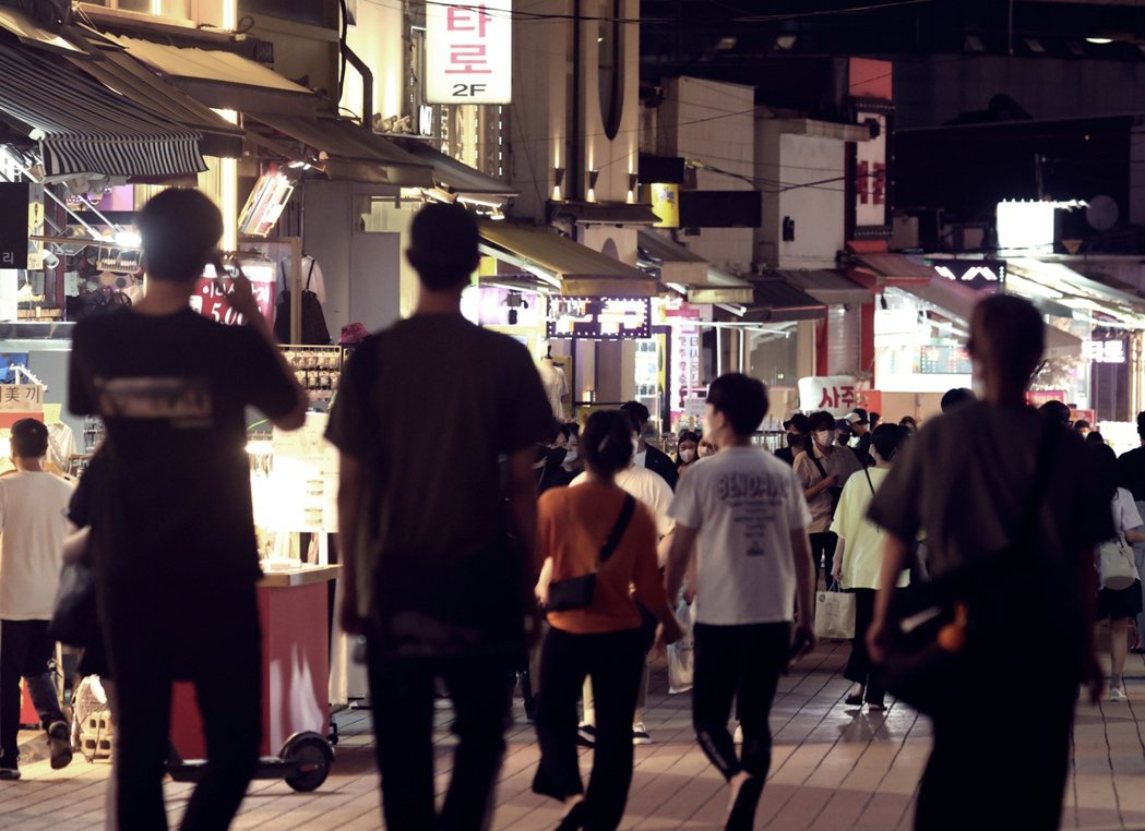 7月6日，在重回最高警戒之前，滿滿人潮的首爾弘大商圈。 圖／歐新社
