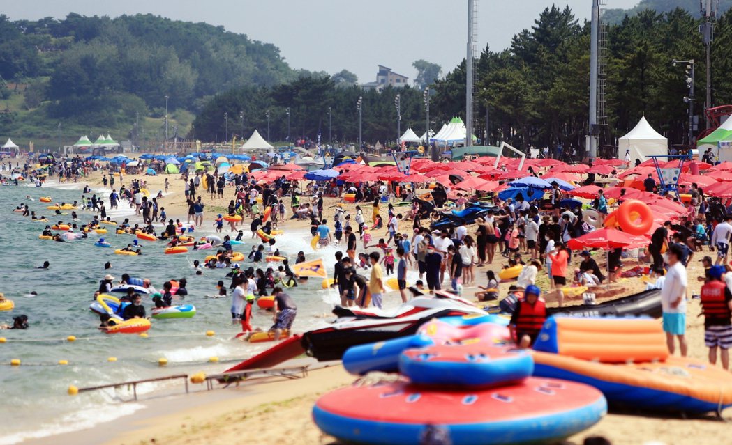 7月10日星期六，第四波疫情爆發前夕，首爾東方210公里的束草海灘，擠滿了滿滿的...