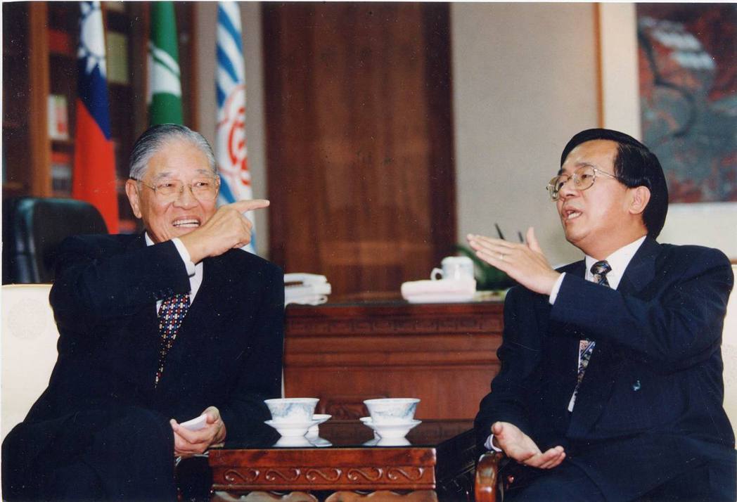 李登輝（左）與台灣首次政黨輪替的民選總統陳水扁（右）。 圖／聯合報系資料照