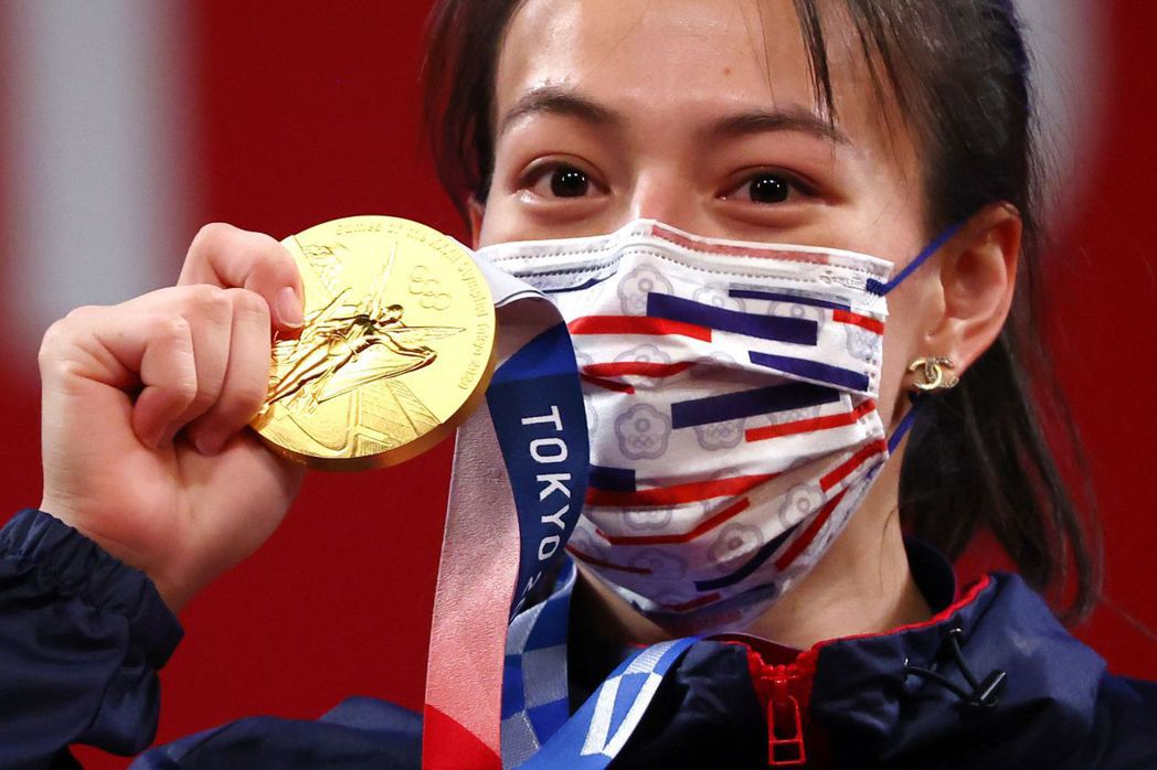 圖為我國舉重選手郭婞淳在東京奧運女子59公斤級比賽中以抓舉103公斤、挺舉133公斤、總和236公斤奪下金牌。 圖／路透社