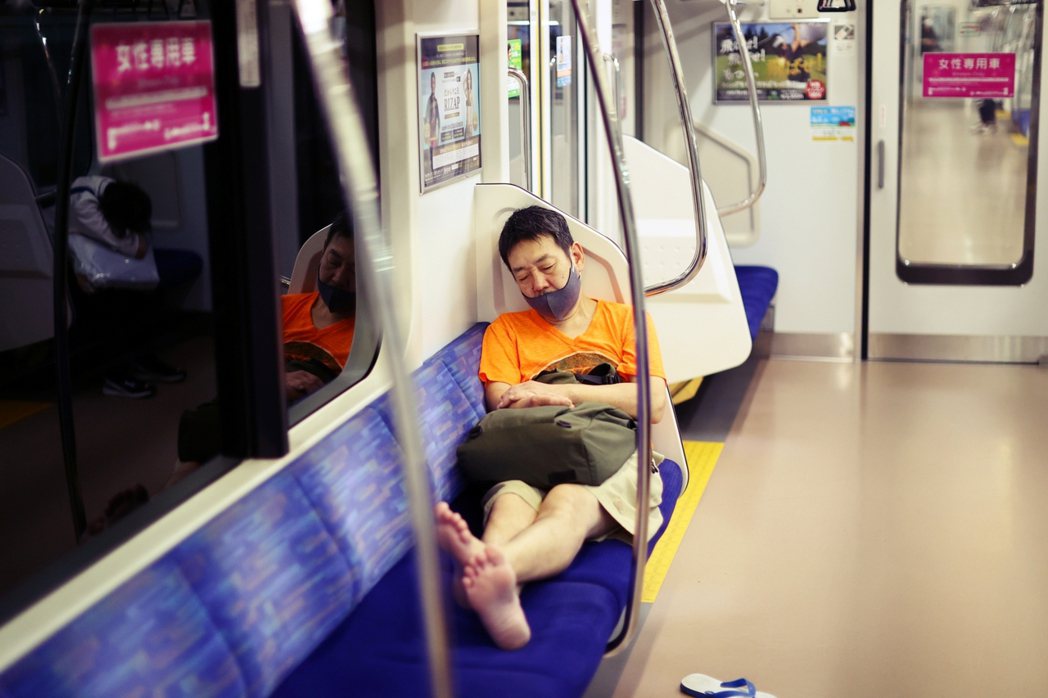 「請問自宅療養期間私自亂跑不防疫的人，該怎麼預防？」圖為橫濱地鐵車廂內，不戴好口...