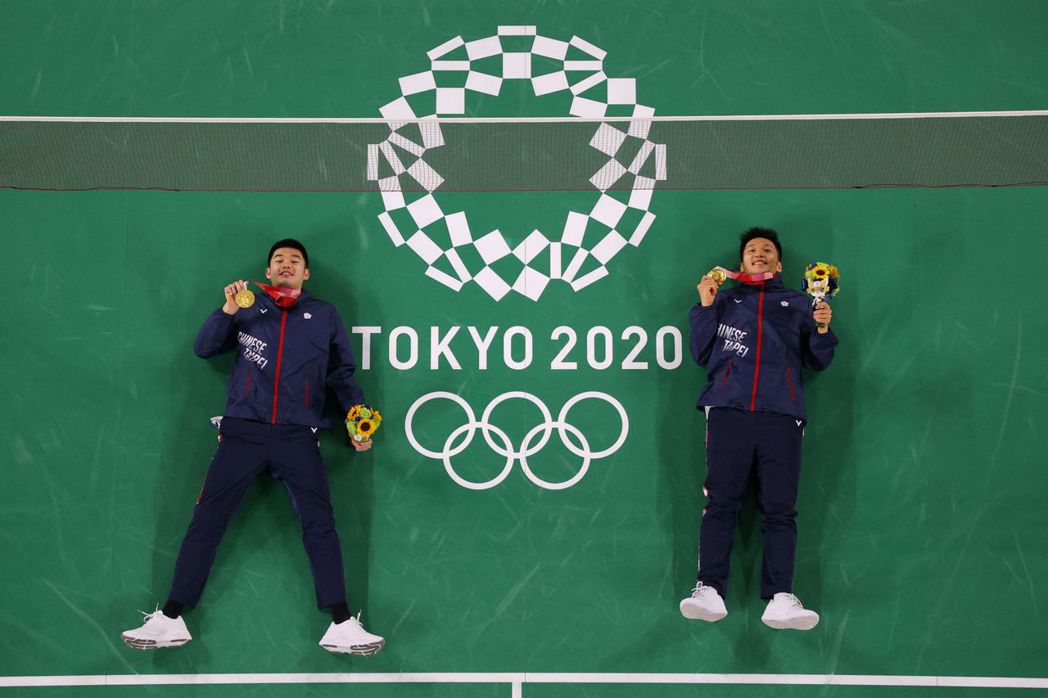 台灣羽球選手李洋與王齊麟，在東奧為我國奧運羽球男雙奪下史上第一面金牌。  圖／法新社