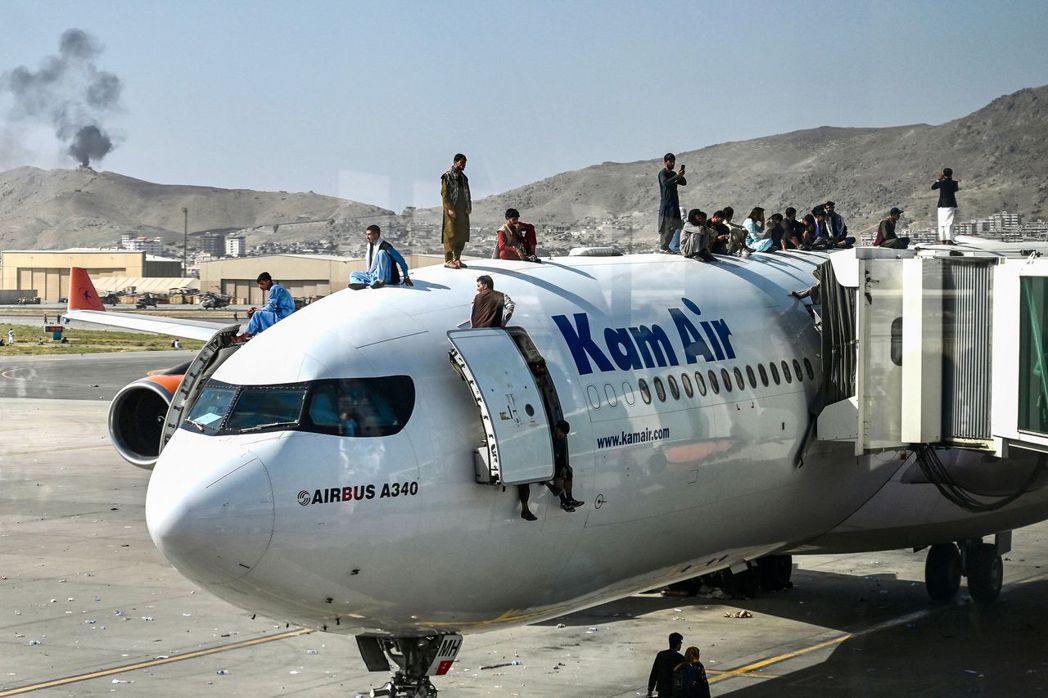 成千上萬的阿富汗逃亡平民，不斷恐慌衝撞全國唯一還開放的「空中逃生口」喀布爾國際機...