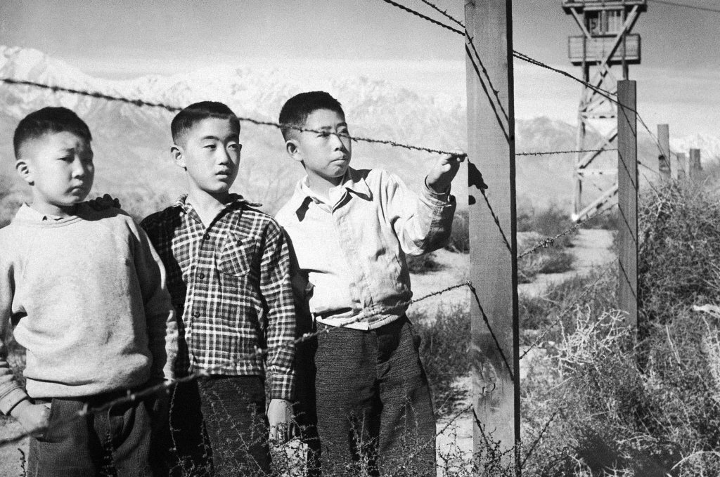 喬治武井以漫畫的形式，重現了二戰年代很大一部分日裔美國人的共通經歷——住在日裔美國人集中營的日子，圖為曼贊納集中營。 圖／美聯社