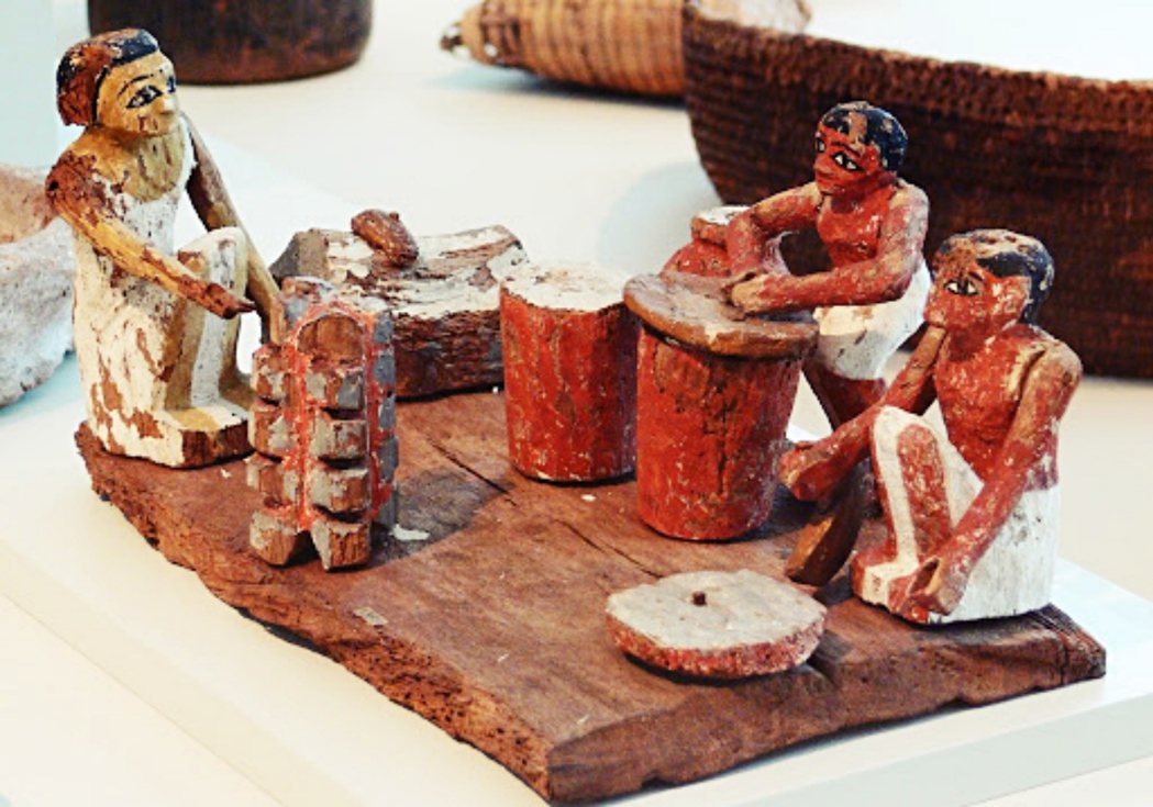 埃及第十二王朝時期的雕像，描繪了工人們正在磨麥粉、烘烤食物與釀酒，推估約為西元前...
