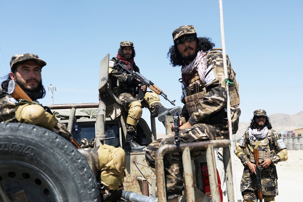 穿上阿富汗軍隊衣服、使用美軍武器的塔利班戰士。 圖／路透社