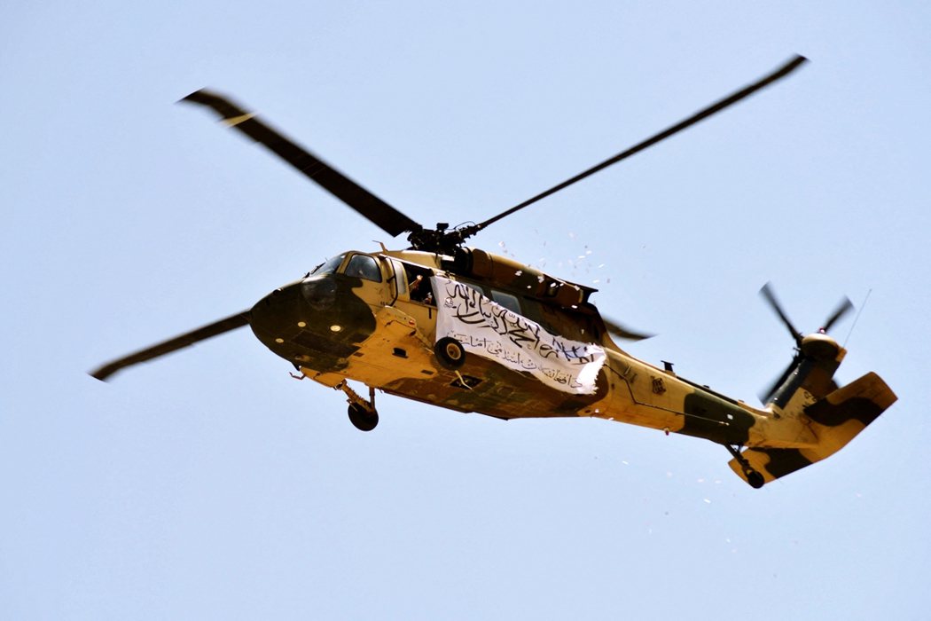 撒紙花慶祝塔利班大勝的直升機。 圖／法新社