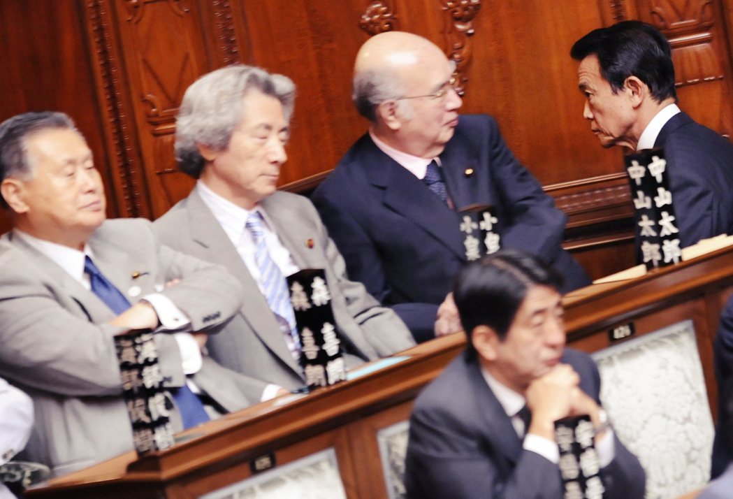 2009年遭遇國會不信任投票逼宮的麻生太郎（左），正走過國會裡一幫「巨怪級」大老...