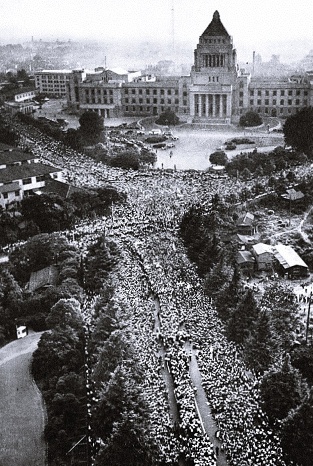 1960年6月，日本抗議安保條約，包圍國會示威。 圖／維基共享