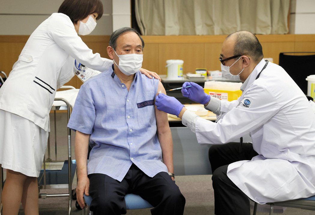 日本首相菅義偉接種疫苗。 圖／路透社