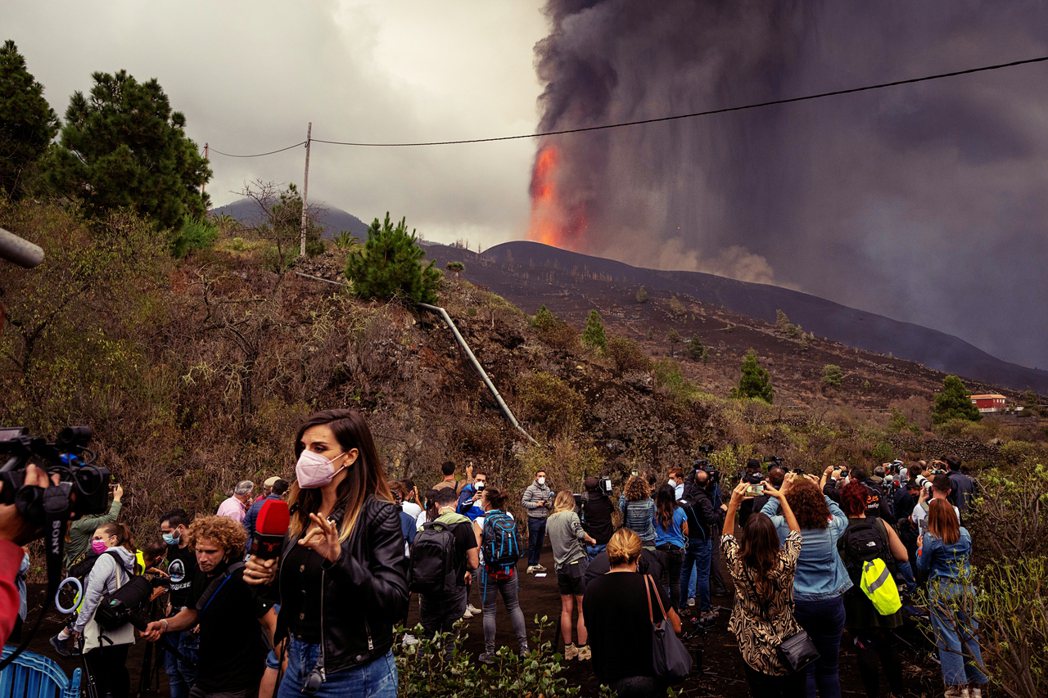 「火山爆發時我很害怕。對記者來說這很壯觀，但對我們來說，這是一場悲劇。」圖為記者...