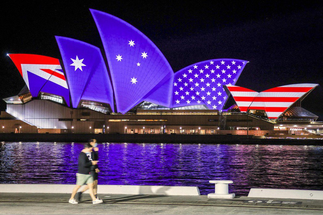 1986年，紐國宣布禁止核動力船舶使用其港口或進入水域，連帶取消美國軍艦訪問，使華府非常不滿，暫停紐國的ANZUS部分資格。圖為美澳慶祝「ANZUS」70周年，雪梨歌劇院外觀呈現融合美國與澳洲國旗圖樣。 圖／法新社