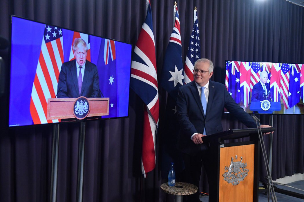 9月中，一個新的同盟國組成，擷取三個成員國——澳洲、英國和美國的縮寫，拼成所謂的「AUKUS」。圖為英澳美三國元首遠端視訊共同宣布組成「AUKUS」。 圖／歐新社