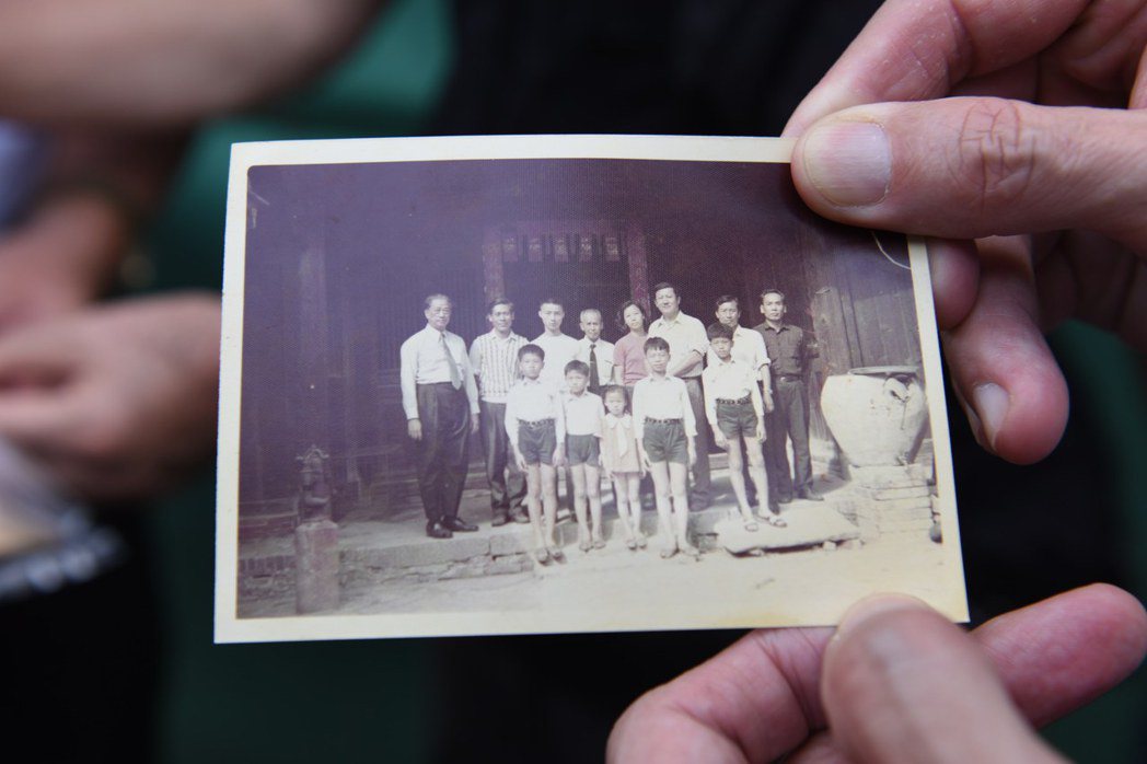 許家後代出示家族在太岳之胤合影的舊照片。 圖／作者提供