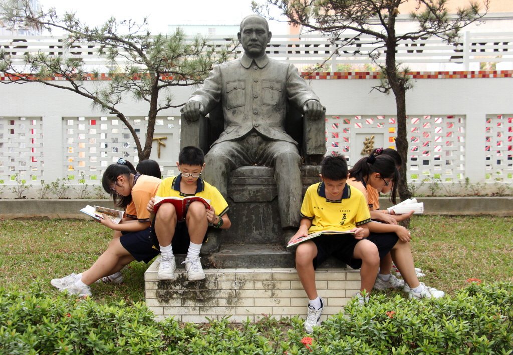 學生在國父銅像的座下讀書。非本文所指當事人。 圖／聯合報系資料照