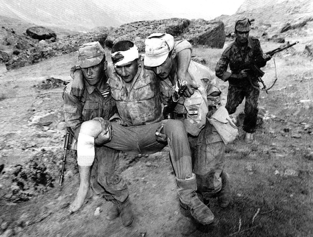 圖為塔吉克內戰中，受重傷的總統派軍隊。在1997年的終戰和談中，幾支反對派的原教...