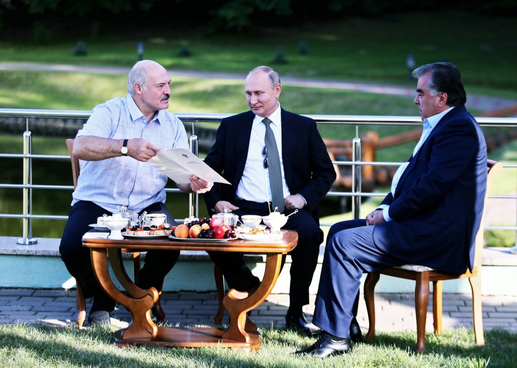 「所有的戰略決定，都是個人權力問題。」圖為獨立國協的三大強人，白俄羅斯的盧卡申科...