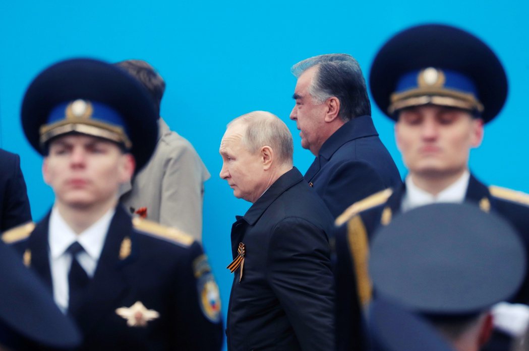 圖為訪問莫斯科與俄國總統普丁互動的拉赫蒙。 圖／歐新社