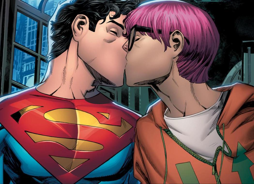 DC漫畫公司於全國出櫃日（10月11日）宣布，超人的兒子將和一名男性友人發展一段浪漫關係。 圖／DC Comics