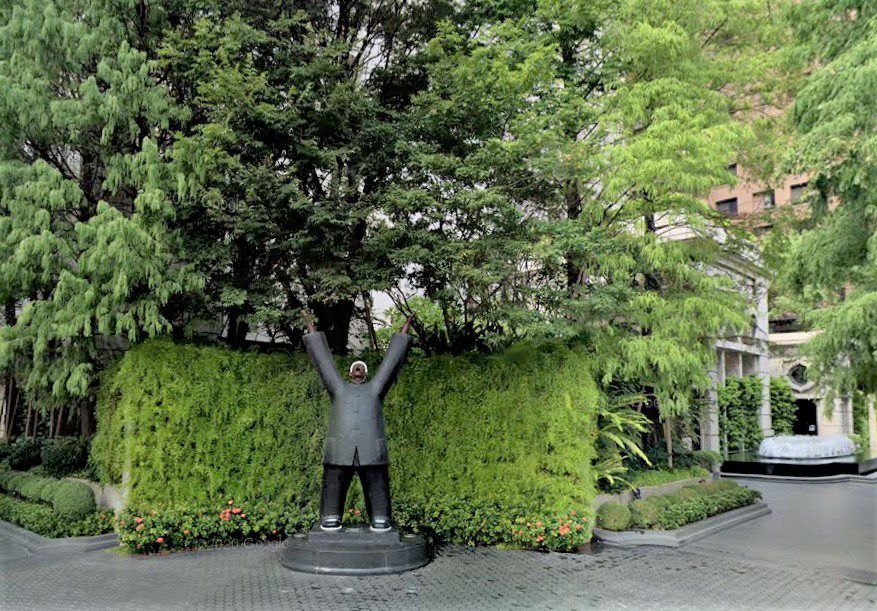 聯聚方庭社區外高舉雙手的「天佑台灣」雕塑令人印象深刻。圖／取自Google街景