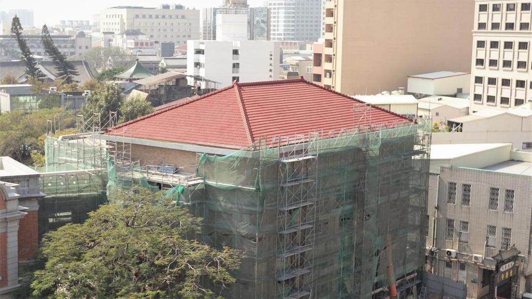 修復中的台南州會，屋頂的紅瓦已更新。 圖／作者拍攝