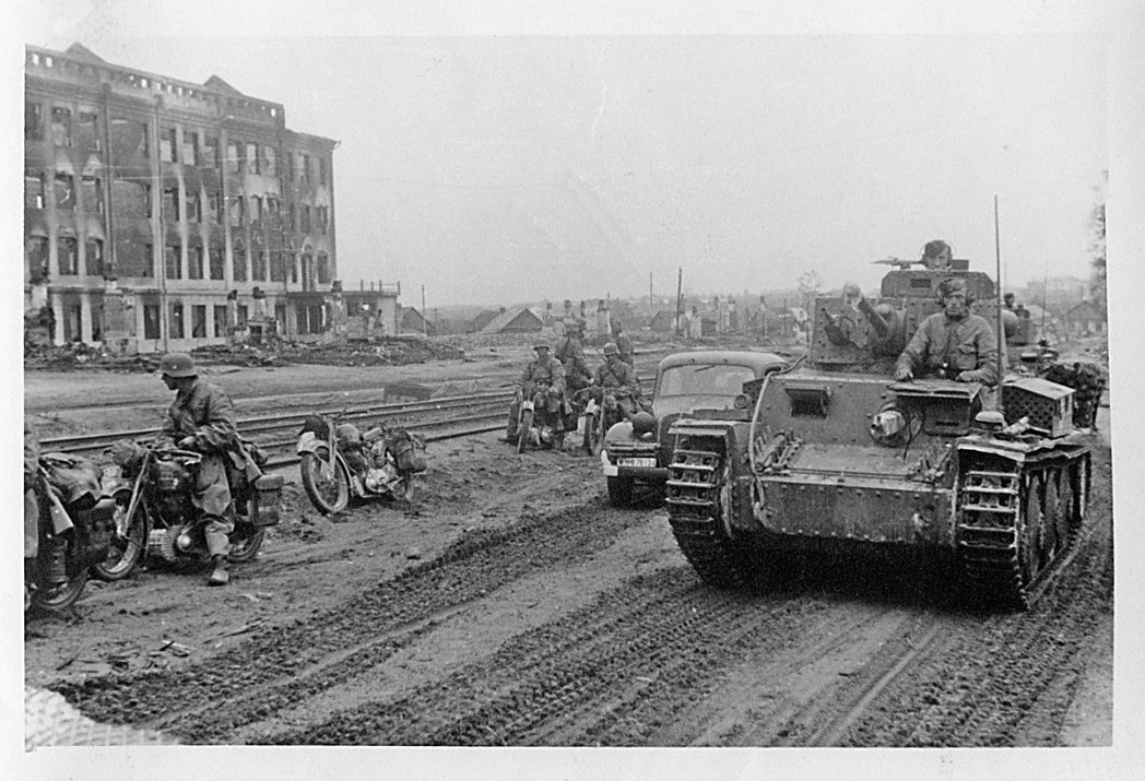 1941年，德軍發動巴巴羅莎作戰，圖為佔領斯摩稜斯克之後的景象。 圖／燎原出版提供