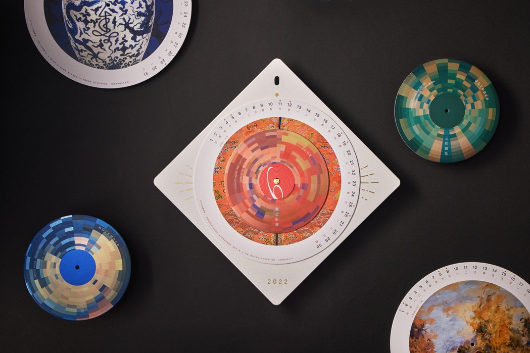 史博館推出2022圓盤掛曆「時光色盤」，融入館藏文物，在光影與轉動之間看見明暗色...