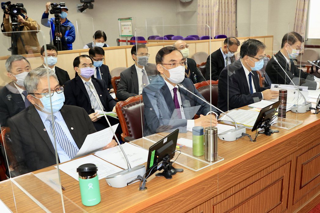 法務部長蔡清祥（左二）日前也對媒體發言「新北地檢署均將本於職權依法嚴辦」。 圖／聯合報系資料照片