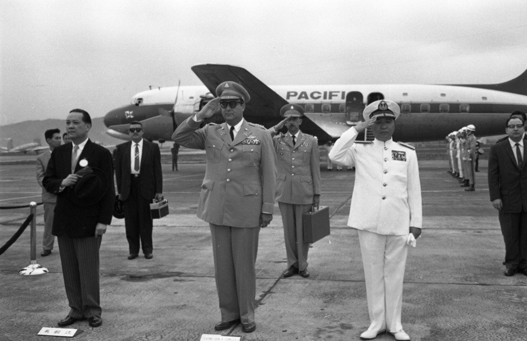1961年4月18日，尼加拉瓜共和國總統特使蘇慕薩將軍（中）十八日抵台，外交部長...