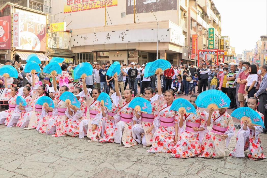 台南府城廟會活動，由小朋友扮演日本藝伎跳舞。 圖／作者拍攝