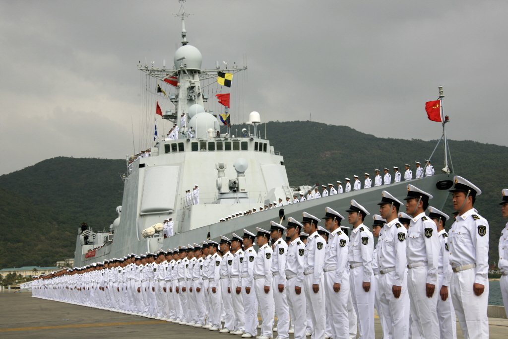 當「外國船舶」在領海與鄰接區有違法行為的時候，中國可以動員「軍用船舶」加以對應，亦即明記可以用軍事力量來解決海洋問題。 圖／中新社