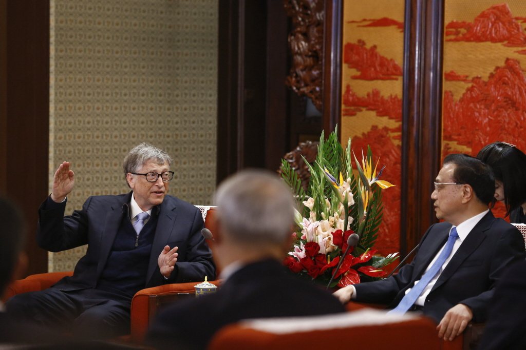 圖為微軟創辦人比爾蓋茲於2017年與中國國務院總理李克強會面。
 圖／路透社