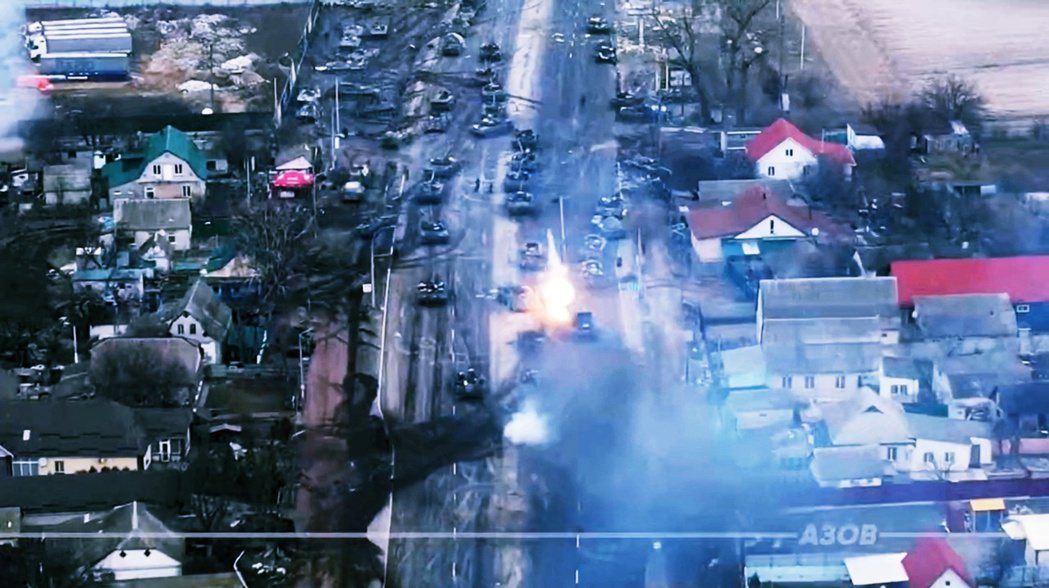 基輔東郊，布羅瓦里，10日被烏軍炮火殲滅的俄軍侵攻戰車隊。 圖／路透社