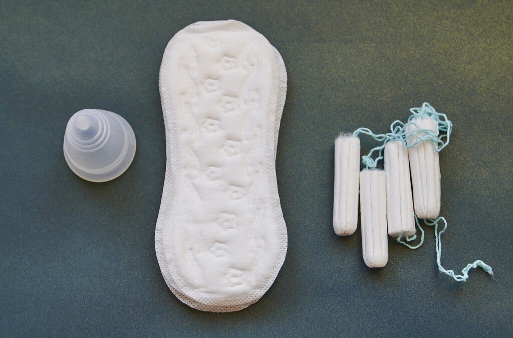 各種生理用品。月亮杯（左起）、衛生棉、衛生棉條。 圖／美聯社