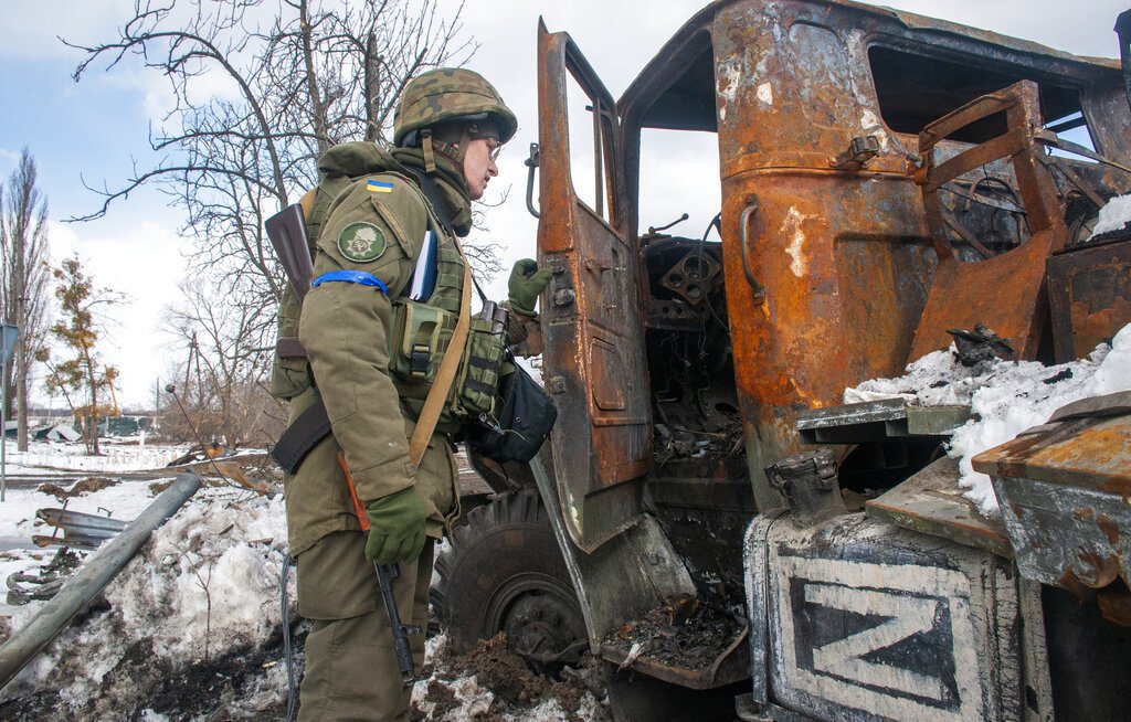 2022年3月16日，一名烏克蘭國民警衛隊士兵在烏克蘭哈爾科夫檢查一輛俄羅斯受損的軍用車輛。 圖／美聯社