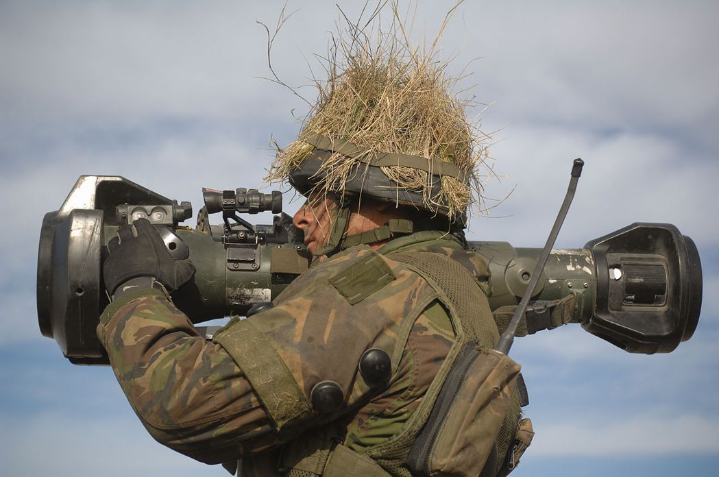 一名士兵使用NLAW反戰車飛彈。 圖／維基共享資源