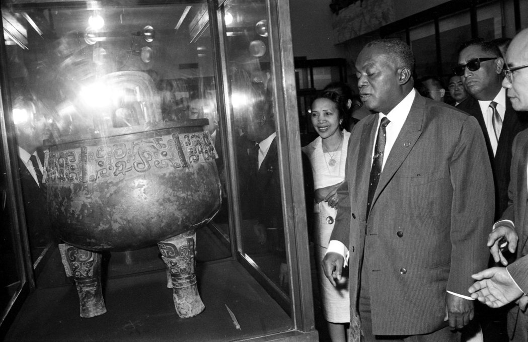 1965年馬拉加西（現稱為馬達加斯加）總統齊拉納夫婦（圖右）參觀故宮博物院。 圖／聯合報系資料照片