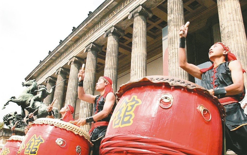 2003年主打台灣故宮文物的「天子之寶」展覽在柏林老國家畫廊盛大展出。圖為一群鼓手17日在畫廊前賣力敲鼓，為展覽拉開序幕。 圖／聯合報系資料照片