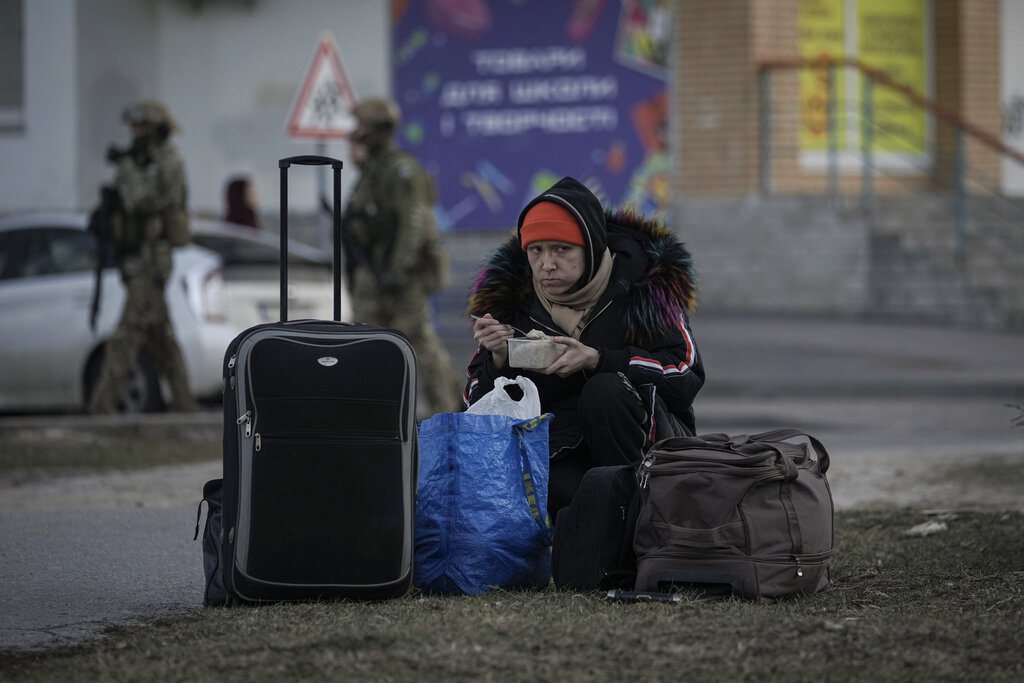 2022年3月20日星期日，一名難民婦女在烏克蘭布羅瓦里吃飯。據當局稱有1,600人從俄羅斯軍方控制的Bobrik村撤離。其中一半是兒童， 圖／美聯社