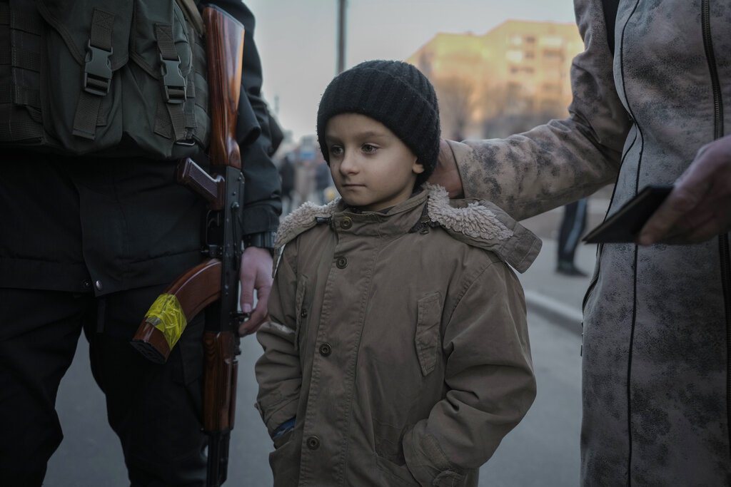 在等待烏克蘭警察檢查其相關文件以及行李期間，一名婦女正在安撫一名男童。 圖／美聯社