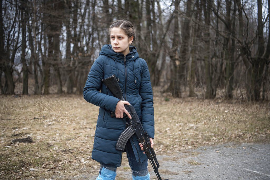 烏克蘭婦女維卡在利沃夫的一個平民訓練中心學習如何使用武器和戰鬥戰術。 圖／美聯社