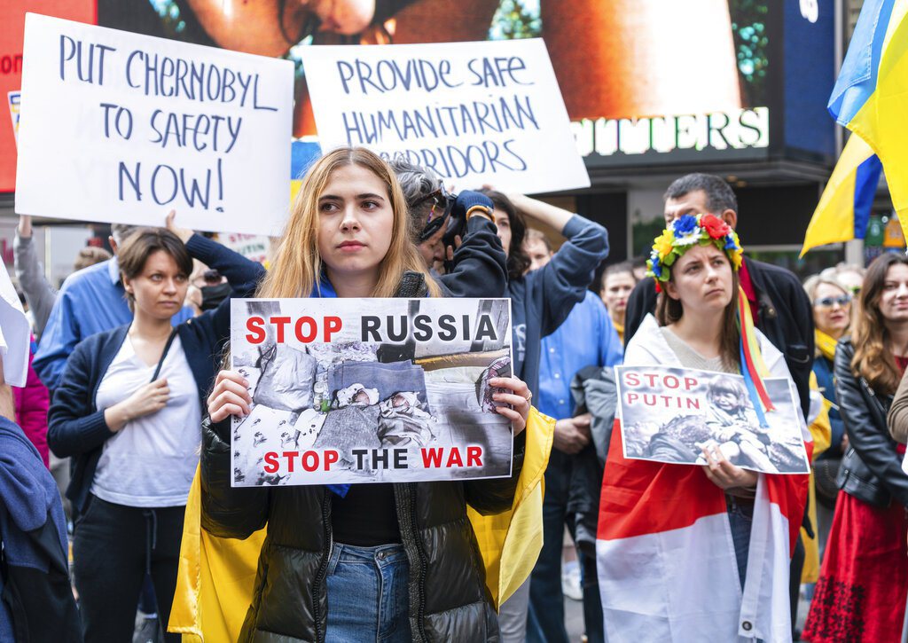 烏克蘭裔美國人於2022年3月19日遊行到紐約市福克斯新聞和時代廣場，要求結束俄羅斯對烏克蘭的侵略。 圖／美聯社