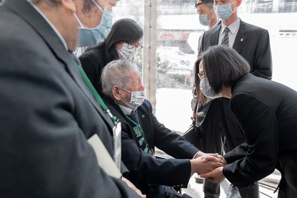圖為總統蔡英文於二二八事件75週年中樞紀念儀式向90歲的受難家屬李榮昌致意。 圖／總統府flickr