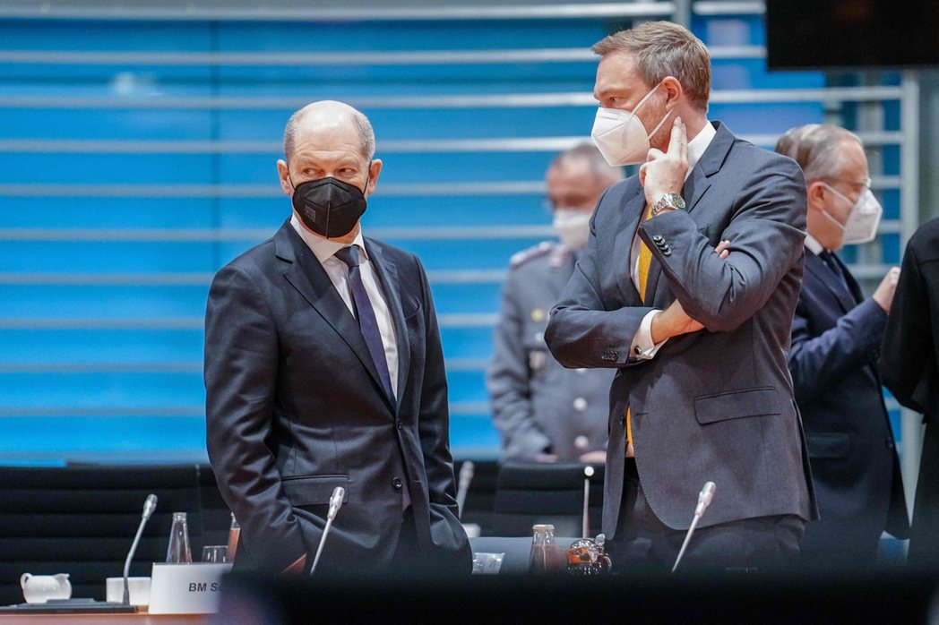 蕭茲（左）繞過了所有黨政高層，直接與財長林德納（右）密商，並決定了1,000億歐...
