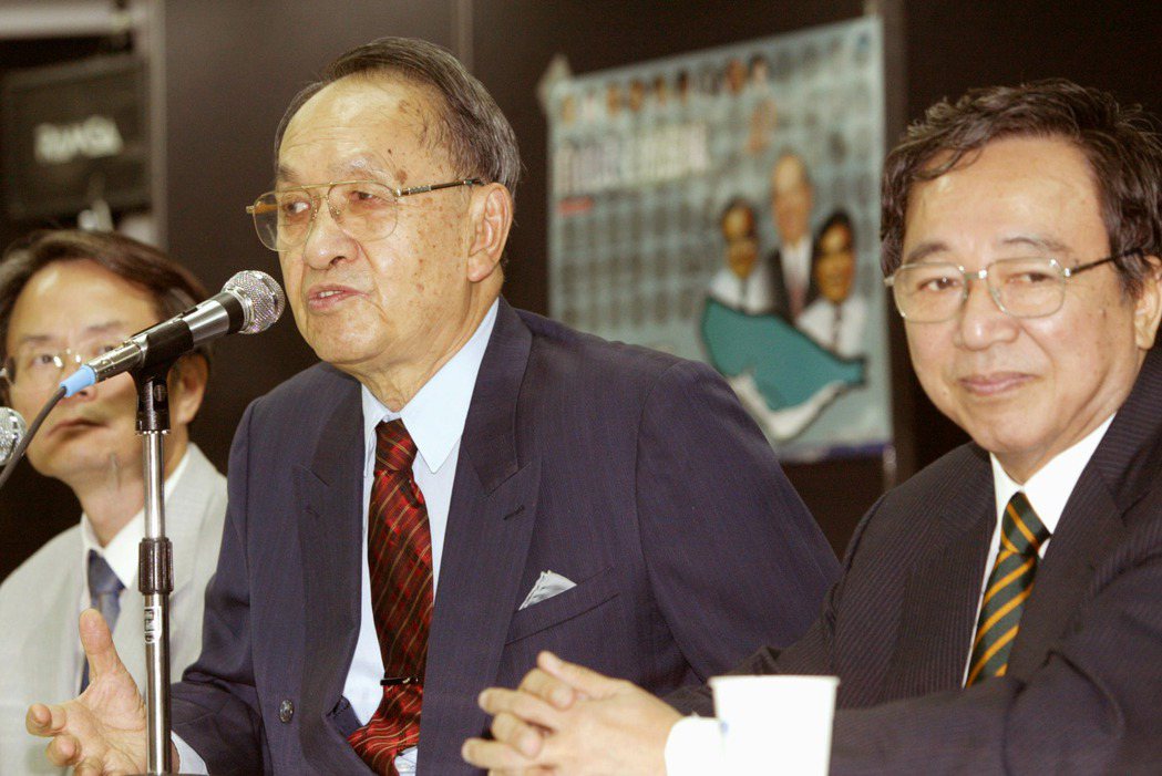 2004年，「台灣自救宣言」40周年系列活動，當時的宣言起草人總統府資政彭明敏（中）話當年。 圖／聯合報系資料照片
