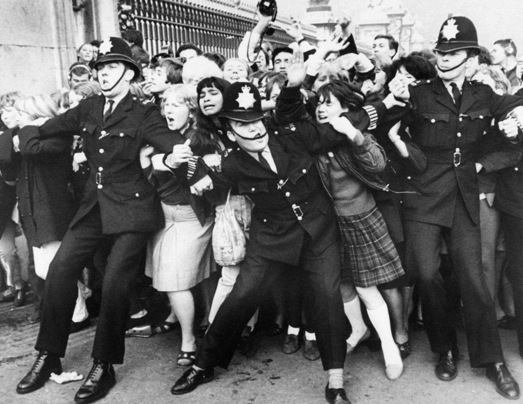 1965年1月26日，披頭四在白金漢宮獲頒女王授予的大英帝國勳章，當日大量歌迷衝...